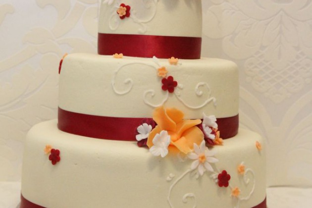 Svatební dort s oranžovým a vínovým zdobením