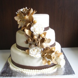 Svatební dort se zlato-hnědými květy