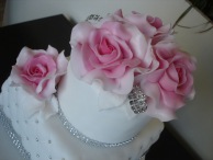 Svatební dort s kamínky s růžemi