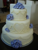 Svatební dort s fialkovými kvítky