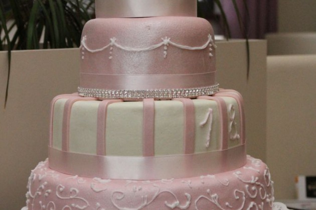 Čtyřpatrový svatební dort růžový