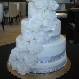 Svatební dort stříbrný s růžemi