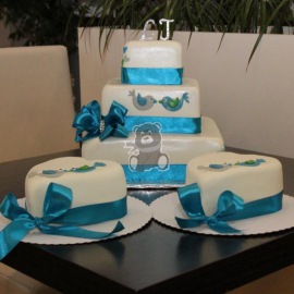 Svatební dort s tyrkysovou stuhou
