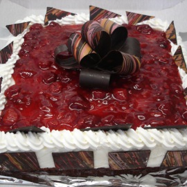 Ovocný dort s čokoládovými ozdobami