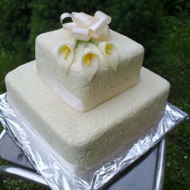 Svatební dort s květy kaly