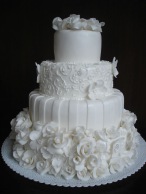 Bílý svatební dort s ružičkami