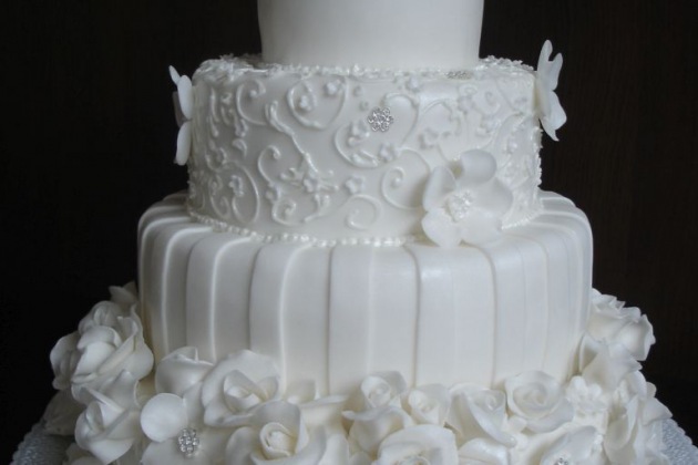 Bílý svatební dort s ružičkami