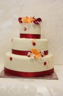 Svatební dort s oranžovým a vínovým zdobením