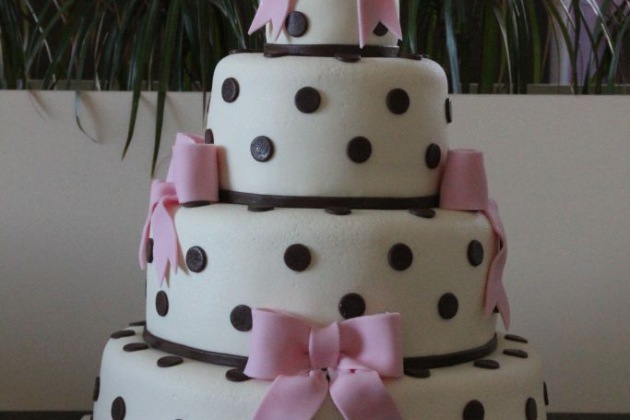 Svatební puntíkatý dort s mašlemi