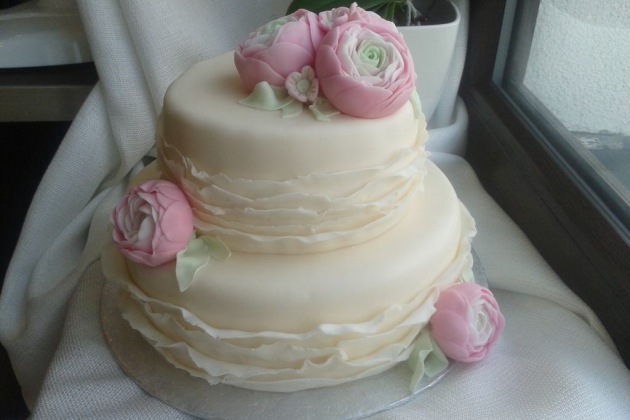 Svatební dort s květy pryskyřníku