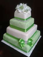 Zelenkavý svatební dort s růžemi a kamínky