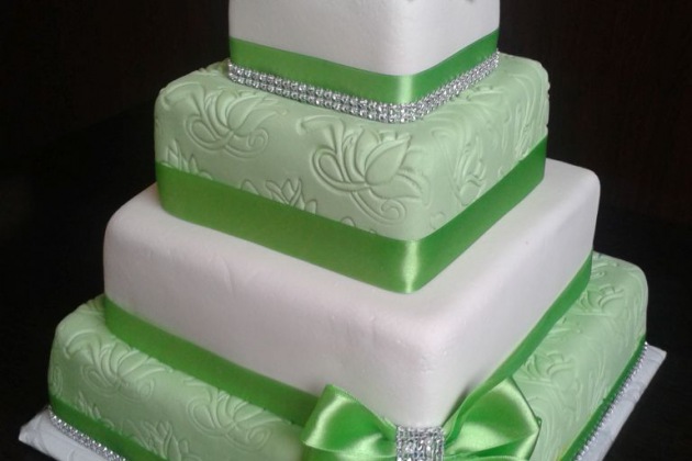Zelenkavý svatební dort s růžemi a kamínky