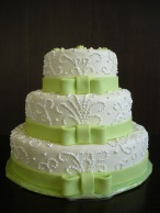 Zelenkavý dort s bílkovým zdobením