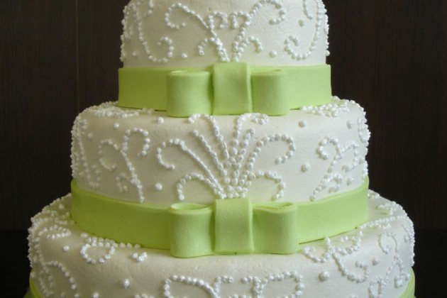 Zelenkavý dort s bílkovým zdobením