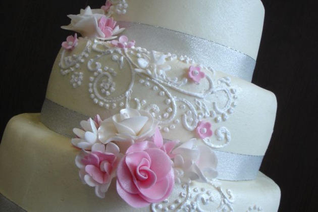 Bílo-růžový dort s drobnými kvítky
