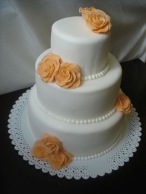 Svatební bílý dort s meruňkovými růžemi