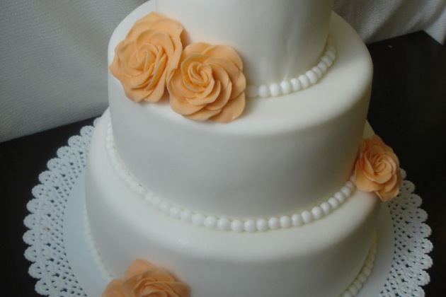 Svatební bílý dort s meruňkovými růžemi