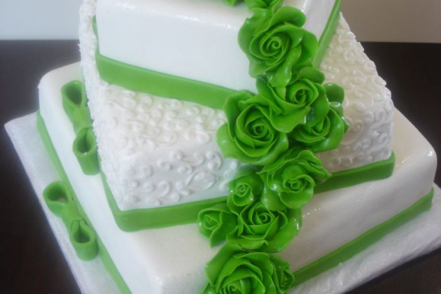 Svatební dort se zelenými růžemi