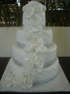 Svatební stříbrný dort s vodopádem růží