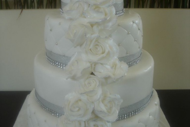 Svatební stříbrný dort s vodopádem růží