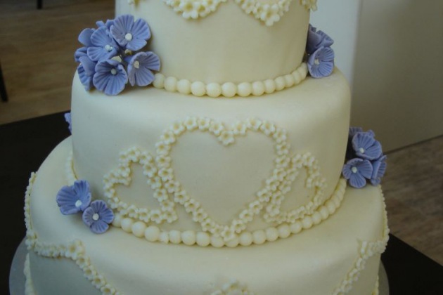 Svatební dort s fialkovými kvítky