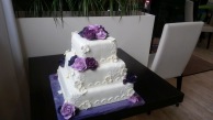 Svatební fialkový dort s růžemi