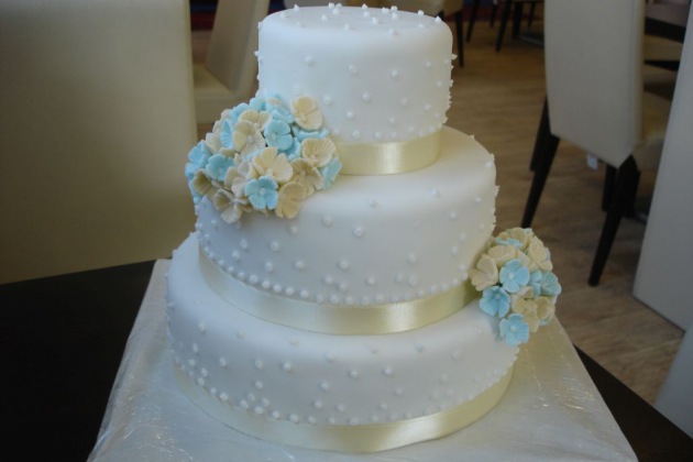 Jemný svatební dort s hortenziemi