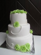 Svatební dort se světle zelenými růžemi
