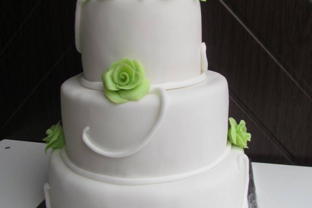 Svatební dort se světle zelenými růžemi
