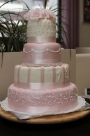 Čtyřpatrový svatební dort růžový