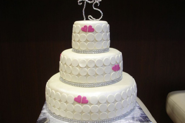 Svatební dort s bílými puntíky