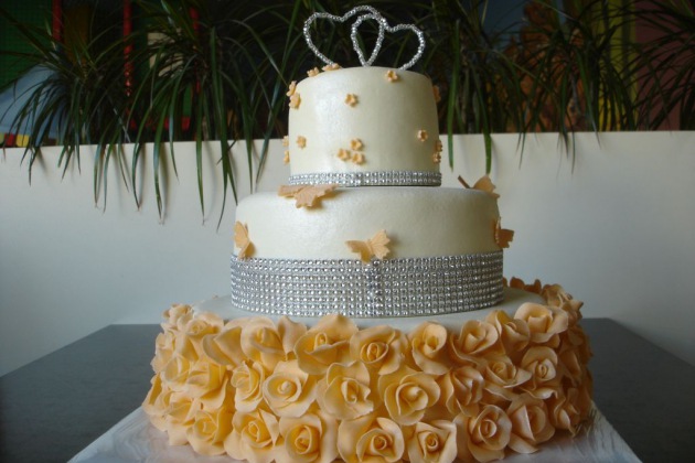 Svatební dort s růžemi 