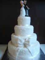 Sněhově bílý svatební dort s mašlí