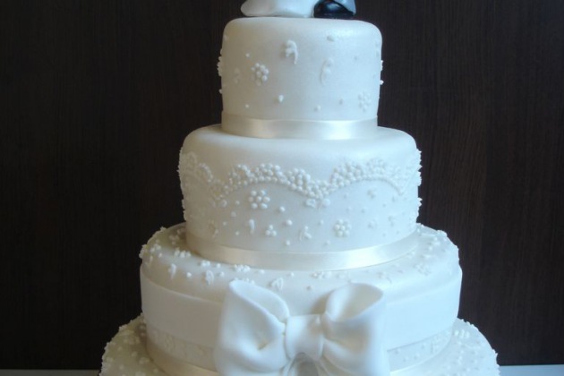 Sněhově bílý svatební dort s mašlí