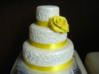 Svatební dort se žlutou růží