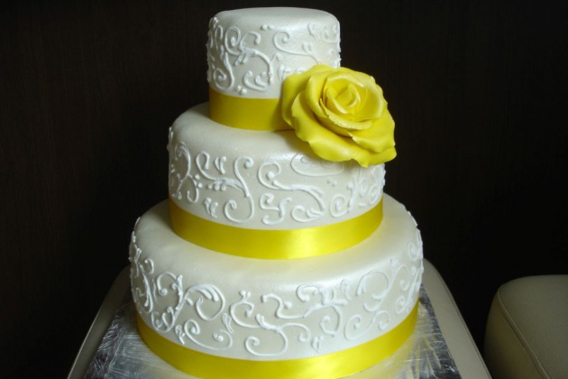 Svatební dort se žlutou růží