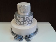 Stříbrný svatební dort s vločkami