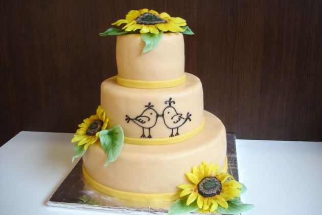 Svatební dort se slunečnicemi