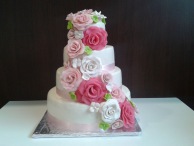 Svatební dort s vodopádem růží