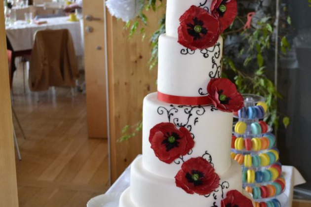 Svatební dort s vlčími máky