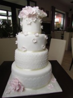 Čtyřpatrový svatební dort s krajkou