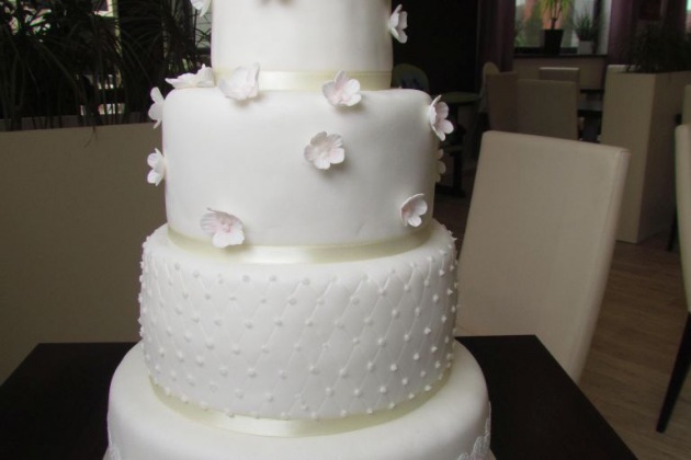 Čtyřpatrový svatební dort s krajkou