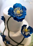 Svatební dort s modrými květy