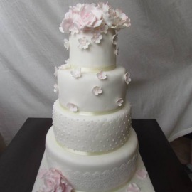 Svatební něžný čtyřpatrový dort s krajkou