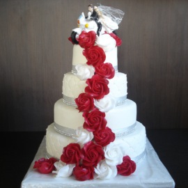 Svatební dort s vodopádem růží - malinová barva