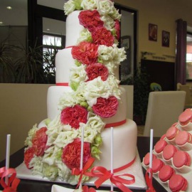 Svatební dort s živými květy