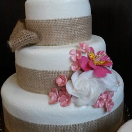 Svatební dort s jutovou stuhou