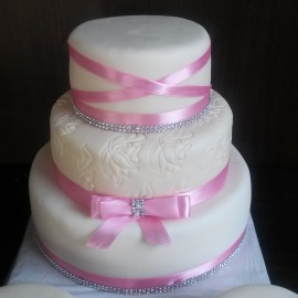 Svatební dort s růžovou stuhou a kamínky