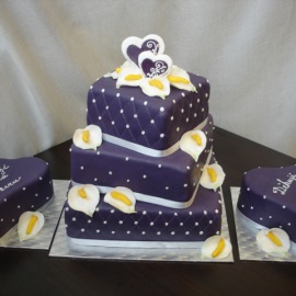 Svatební fialový dort s kalami