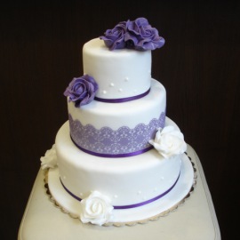Svatební bílý s fialovou krajkou